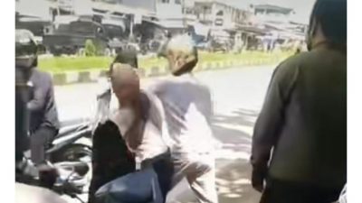 Perebutkan Lelaki, Dua Cewek Adu Jotos Depan Kampus