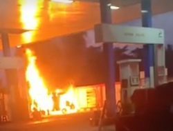 Detik-detik Pete-pete Terbakar di SPBU Kariango