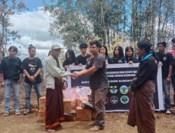 Ikatan Mahasiswa Sangtiangkaran Serahkan Bantuan untuk Korban Kebakaran di Sesean Suloara’