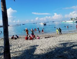 Minggu Pagi di Pantai Taman Kota Majene, Serunya Bocah Berenang