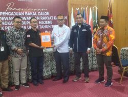 PKS Nomor Wahid Daftarkan Bacaleg 2024 ke KPU Majene