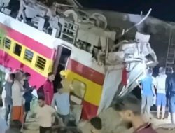 BreakingNews: 288 Tewas Akibat Kecelakaan Kereta Api