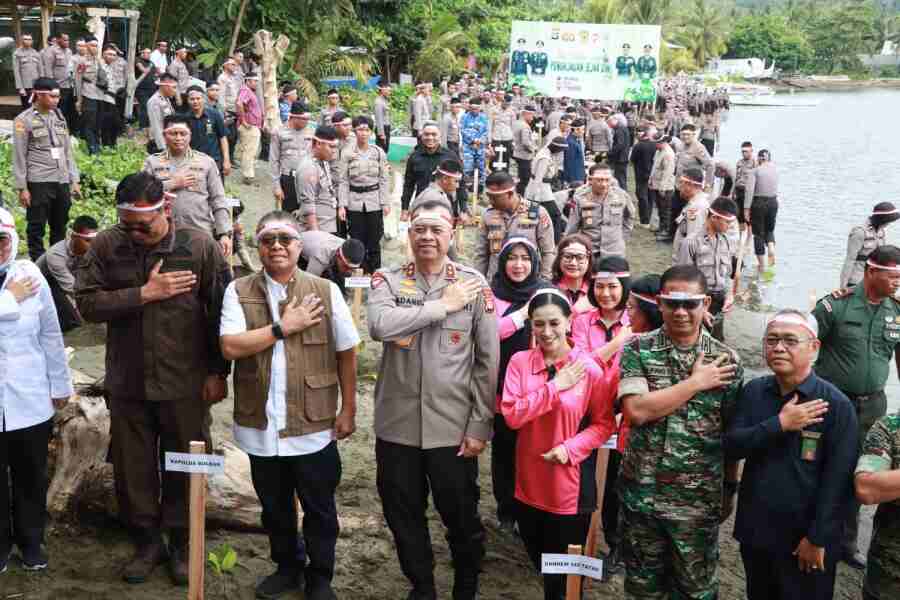 Sekprov Sulbar Hadiri Penanaman Mangrove