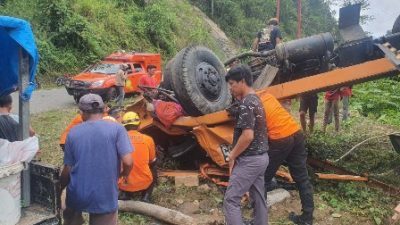 Truck Tronton Hilang Kendali di Mamuju, 2 Warga jadi Korban