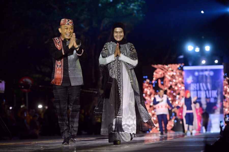 Pj Gubsulbar Fashion Show dengan Batik Sekomandi Kalumpang di Kemenparek