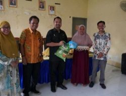 Dinas Dagperinkop-UKM Sulbar Beri Bantuan Kepada Masyarakat Miskin Ekstrem di Majene