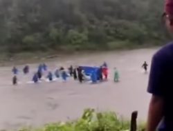 Viral, Akses Jalan Memprihatinkan, Jenazah dari RSUD Polman Ditandu Menuju Besoangin