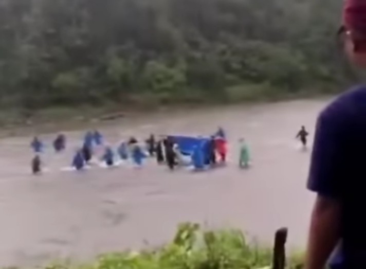 jenazah ditandu desa besoangin
