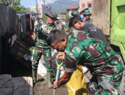 Peduli Lingkungan, Personel TNI/Polri dan Pemkab Torut Bersihkan Sampah di Pasar Tradisional