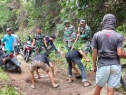 Personil Koramil 02/Rantepao Bersama Warga Kerja Bakti Bersihkan Jalan