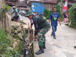 Wujudkan Lingkungan Bersih, TNI/Polri dan Masyarakat Laksanakan Karya Bakti Pembersihan Jalan dan Selokan
