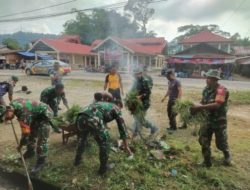 Personil Koramil Sesean Laksanakan Kerja Bakti Pembersihan Pasar Tradisional