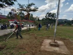 Kerja Bakti Bersama Masyarakat Personil Koramil 1414/07 Mengkendek Laksanakan Bersih-Bersih Lingkungan