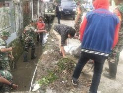 Jaga Kebersihan Lingkungan, personil Koramil 02, bantu masyarakat dan pemda bersihkan Selokan