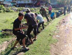 Personel 1405-05/Mlts Bersama Elemen Masyarakat Gotong Royong Pembersihan selokan yang sudah tertimbun pasir dan tanah