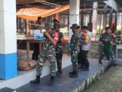 Babinsa Koramil 08/Bonggakaradeng Bersihkan Pasar Tradisional