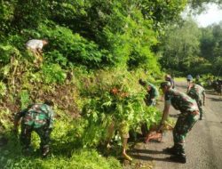 TNI Kerja Bakti Bersama Warga Bersihkan Pinggiran Jalan