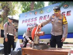 Satlantas polres Majene kembali berhasil musnahkan 30 knalpot brong tahun 2024