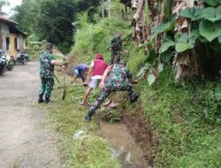 Gotong Royong Bersama Warga, Personil Koramil 1414-03/Rindingallo Melaksanakan Pembersihan Selokan
