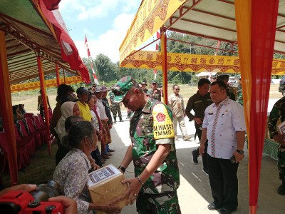 Penyerahan Sembako oleh Tim Wasev TMMD di Rantetayo, Kamis (15/08/24).