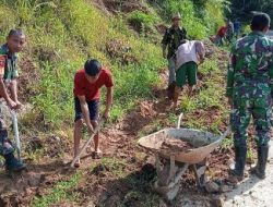 TNI Bersama Warga Gotong Royong Kerja Bakti Bersihkan Selokan di Wilayah Binaan