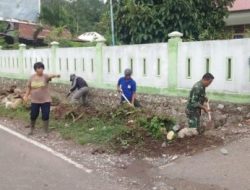 Personil Koramil 1414-07/Mengkendek Gotong Royong Bersama Warga Melaksanakan Pembersihan Selokan