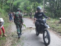 Wujud Kepedulian Lingkungan, Personil Koramil 1414-08/Bonggakaradeng Bersama Warga Melaksanakan Pembersihan Lingkungan
