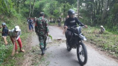 Wujud Kepedulian Lingkungan, Personil Koramil 1414-08/Bonggakaradeng Bersama Warga Melaksanakan Pembersihan Lingkungan