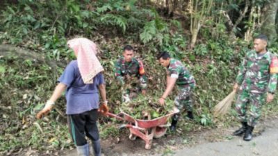 Wujud Kepdulian Lingkungan, Personil Koramil 1414-06/Sangalla Kodim 1414/Tator Gotong Royong Bersama Warga Melaksanakan Pembersihan Ruas Jalan