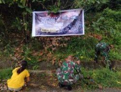 Personil Koramil 1414-01/Makale Gotong Royong Bersama Warga Melaksanakan Pembersihan Ruas Jalan