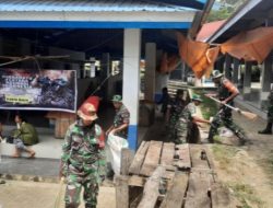 Menjaga Kebersihan Lingkungan, Personil Koramil 1414-08/Bonggakaradeng Bersama Masyarakat Bersihkan Pasar Tradisional