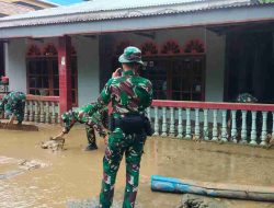 Personil gabungan TNI dari Koramil 04/Soppeng Riaja, Yonif 721/Makassar, dan Bekangdam XIV/Hasanuddin Bersihkan Lumpur dan Ranting Pasca Banjir