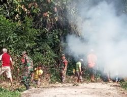 Wujud Kepedulian Lingkungan, Personil Koramil 1414-09/Saluputti Gotong Royong Bersama Warga Melaksanakan Pembersihan Lingkungan