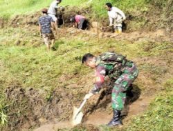Personil Koramil 1414-03/Rindingallo Gotong Royong Bersama Warga Melaksanakan Pembersihan Lingkungan