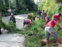 Semangat Gotong Royong, Personil Koramil 1414-02/Rantepao Bersihkan Lingkungan Bersama Warga Binaan
