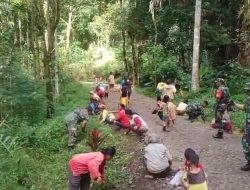 Personil Koramil 1414-04/Sesean Gotong Royong Bersama Warga Melaksanakan Pembersihan Lingkungan