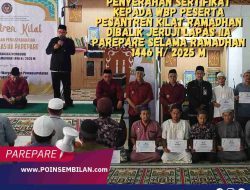 PENYERAHAN SERTIFIKAT KEPADA WBP PESERTA PESANTREN KILAT RAMADHAN DIBALIK JERUJI LAPAS IIA PAREPARE SELAMA RAMADHAN 1446 H/ 2025 M