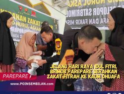 Jelang Hari Raya Idul Fitri, Brimob Parepare Serahkan Zakat Fitrah ke Kaum Dhuafa