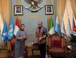 Duta Besar RI untuk Italia Bangga dan Antusias terhadap Tenun Sekomandi Khas Sulawesi Barat