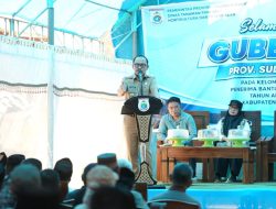 Gubernur Suhardi Duka Serahkan Bantuan Kambing dan Ayam ke Kelompok Tani-Ternak Majene